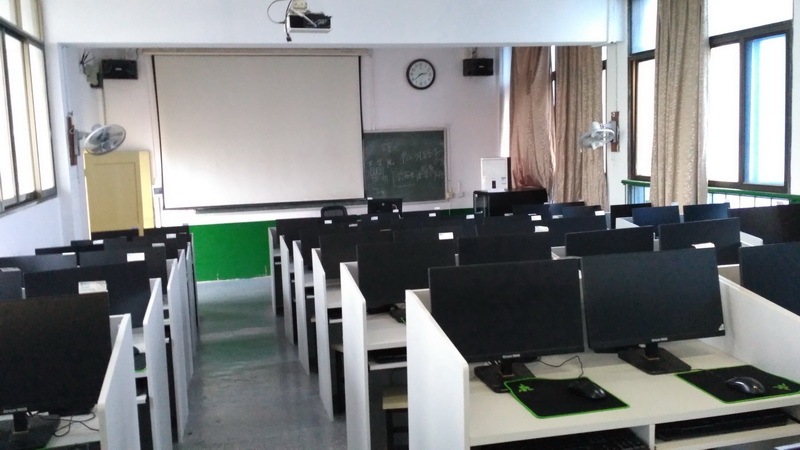 學(xué)院實(shí)訓(xùn)中心透明計(jì)算機(jī)房正式投入使用，開啟信息技術(shù)服務(wù)新篇章